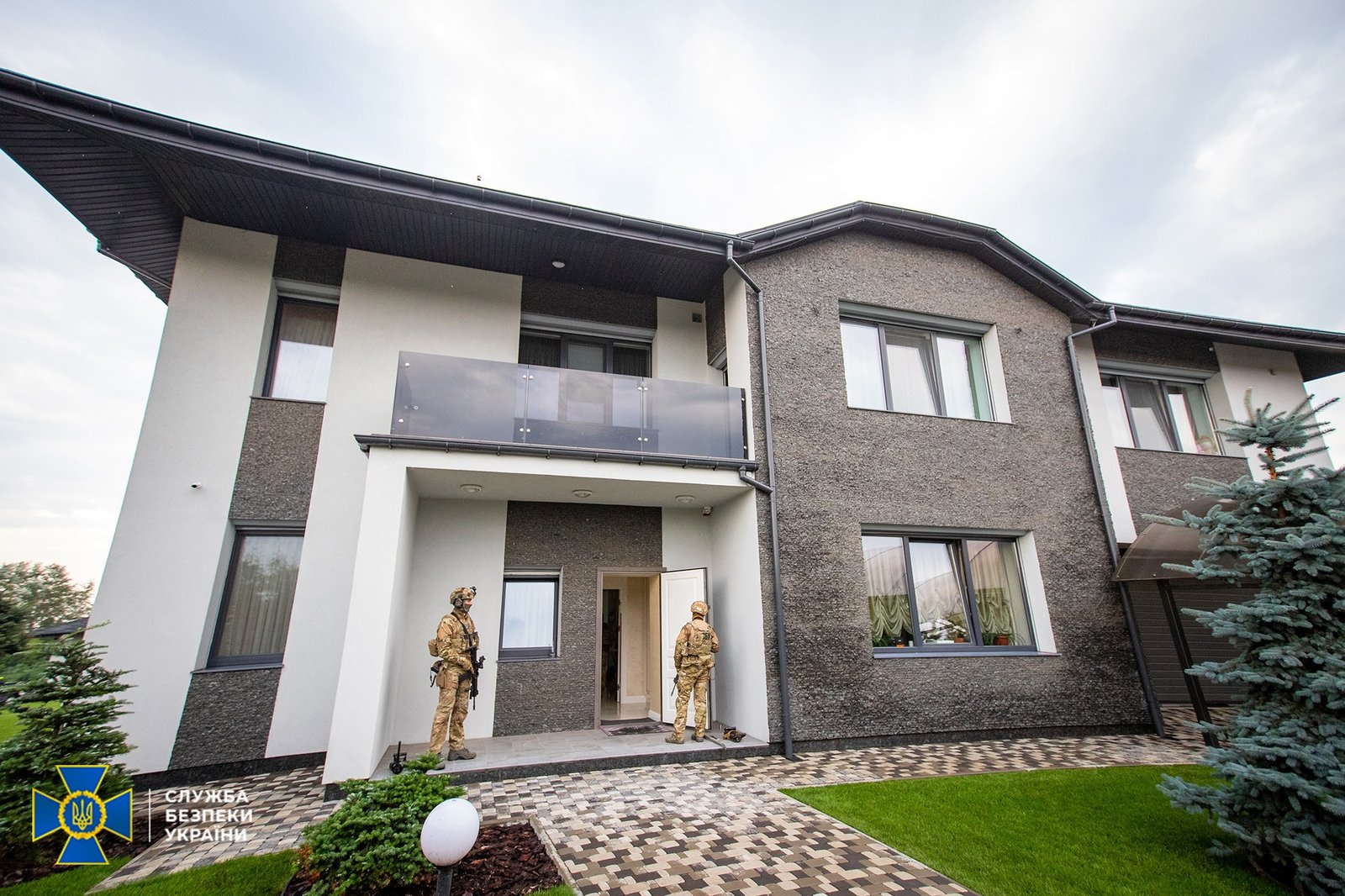 В сети B2B Jewelry снова провели обыски. Часть магазинов прекратила работу 2