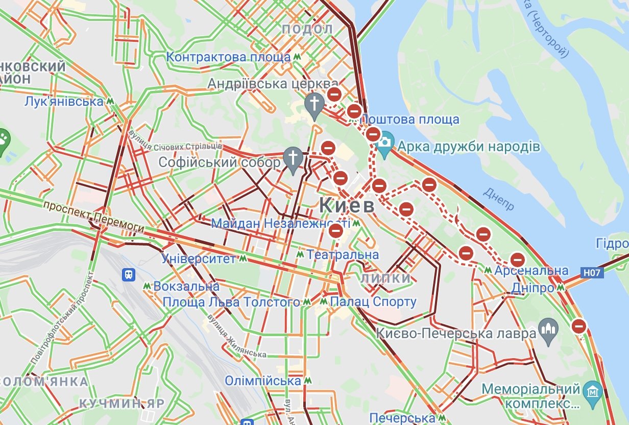 В Киеве перекрыли улицы из-за шествия верующих: центр столицы застрял в пробках 1