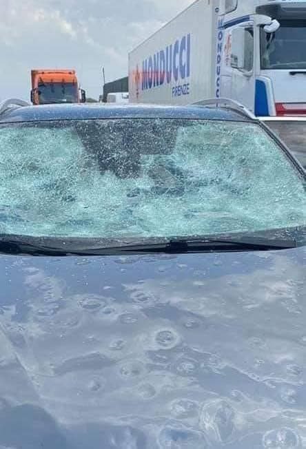 В Італії випав град з кулак: лід побив авто, постраждали люди 4