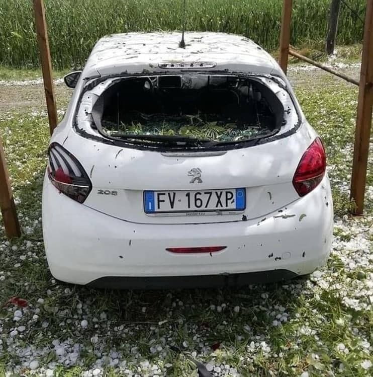 В Італії випав град з кулак: лід побив авто, постраждали люди 6