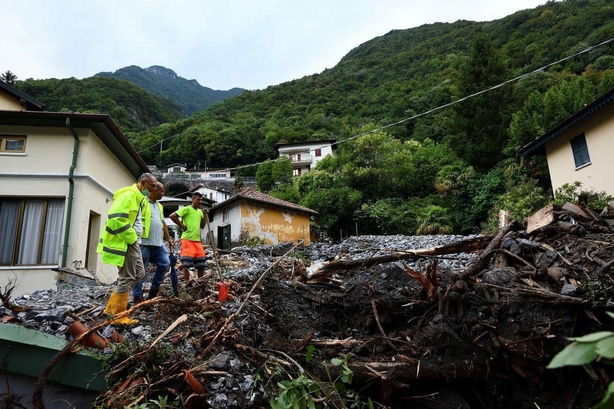 В Италии из-за сильных ливней начались оползни 1