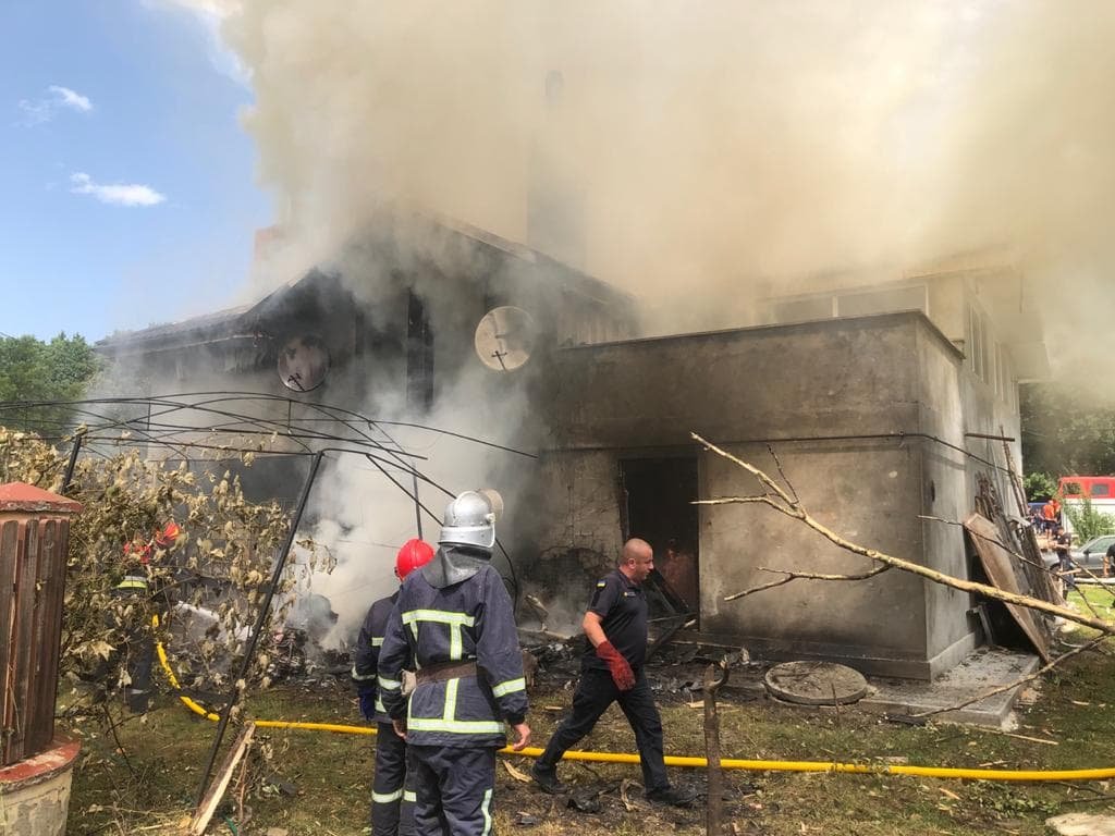 В Ивано-Франковской области на жилой дом упал спортивный самолёт: 4 погибших 1