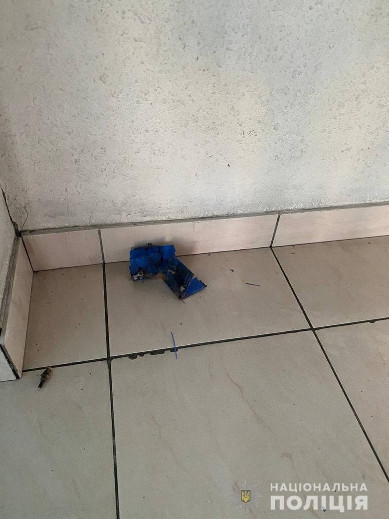 В Киеве в торговом центре взорвался почтомат: взрывчатка была в одном из ящиков 2