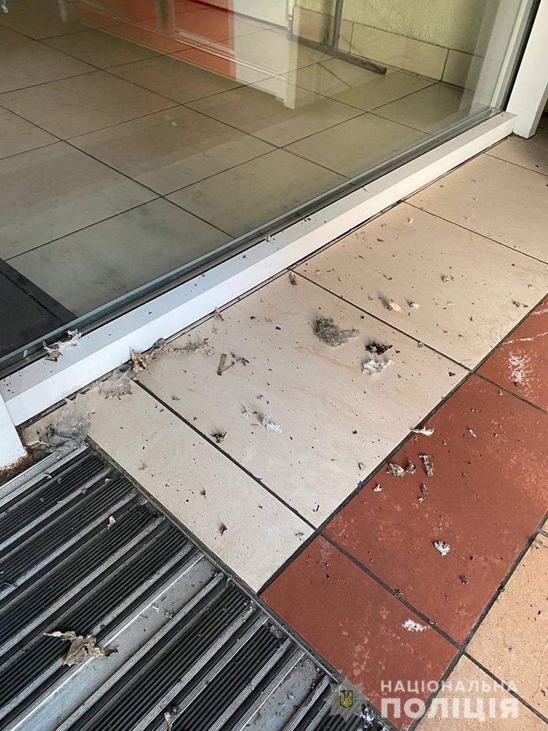 В Киеве в торговом центре взорвался почтомат: взрывчатка была в одном из ящиков 1