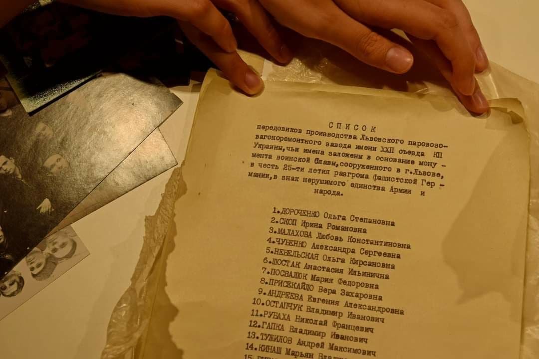 Во Львове внутри Монумента славы нашли «капсулу времени» 1