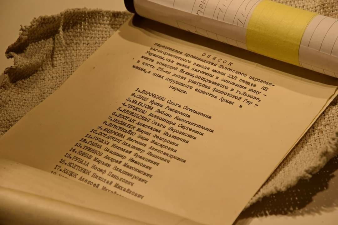 Во Львове внутри Монумента славы нашли «капсулу времени» 2