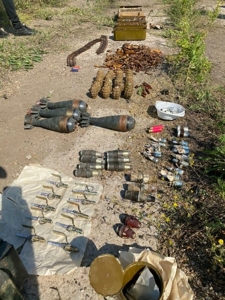 В Донецкой области пограничники обнаружили схрон боеприпасов 1