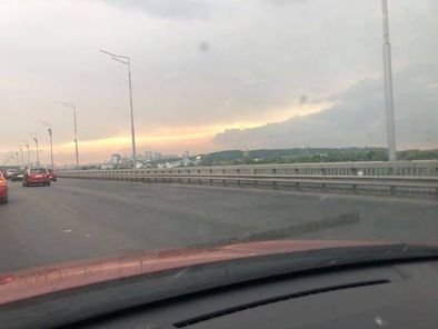 На Київ насувається гроза: синоптики попередили жителів столиці про можливі шквал і град 1