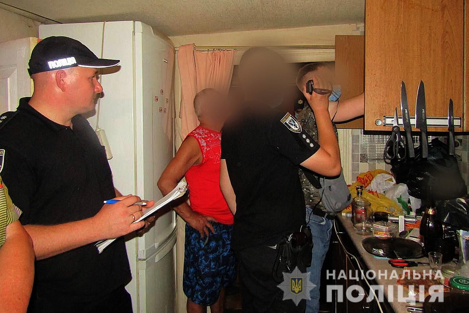 Будинок узяли штурмом: у Чернігові чоловік заманив до себе додому 13-річну дівчинку, погрожував їй, бив і намагався зґвалтувати 4