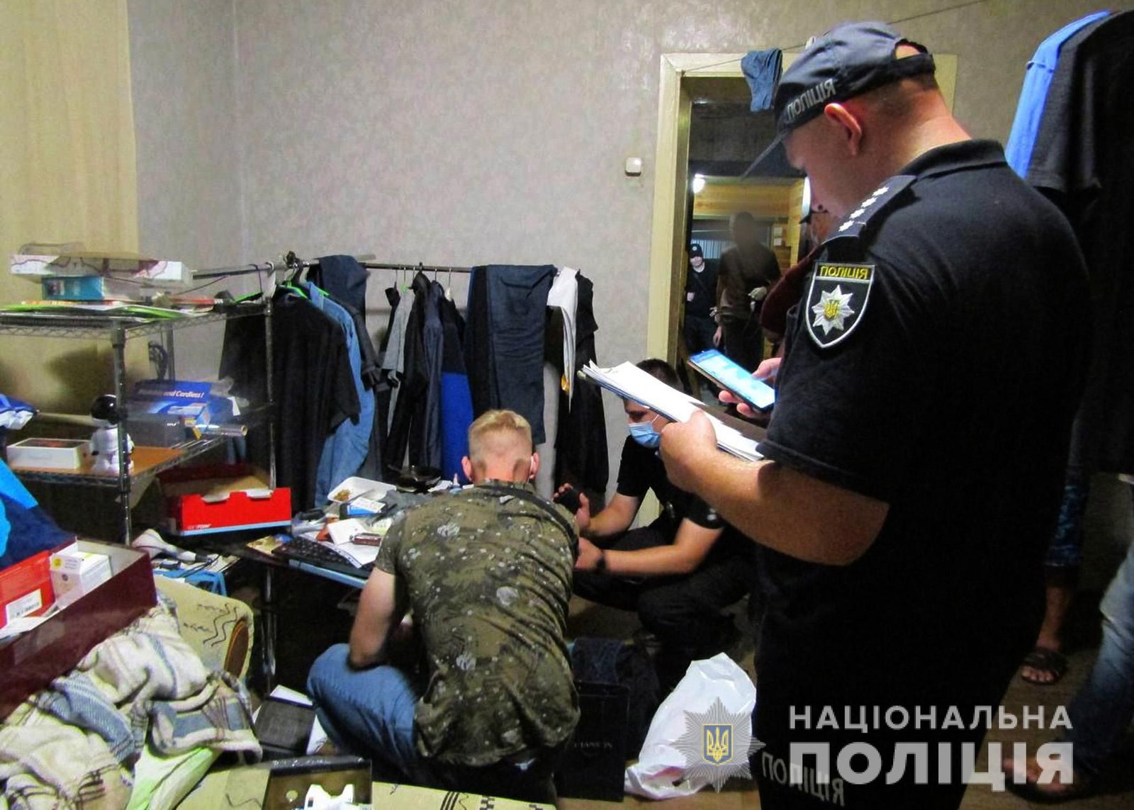 Будинок узяли штурмом: у Чернігові чоловік заманив до себе додому 13-річну дівчинку, погрожував їй, бив і намагався зґвалтувати 3