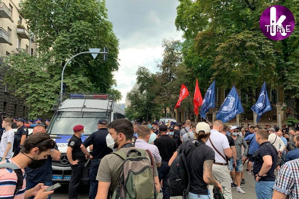 Стычки с полицией во время ЛГБТ-прайда в Киеве Стычки с полицией во время ЛГБТ-прайда в Киеве