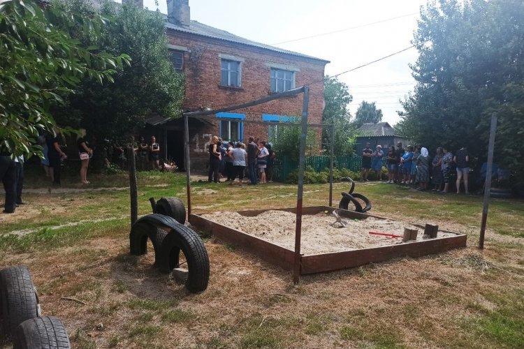 В Харьковской области прощаются с шестилетней девочкой, в убийстве которой подозревают несовершеннолетнего соседа 1