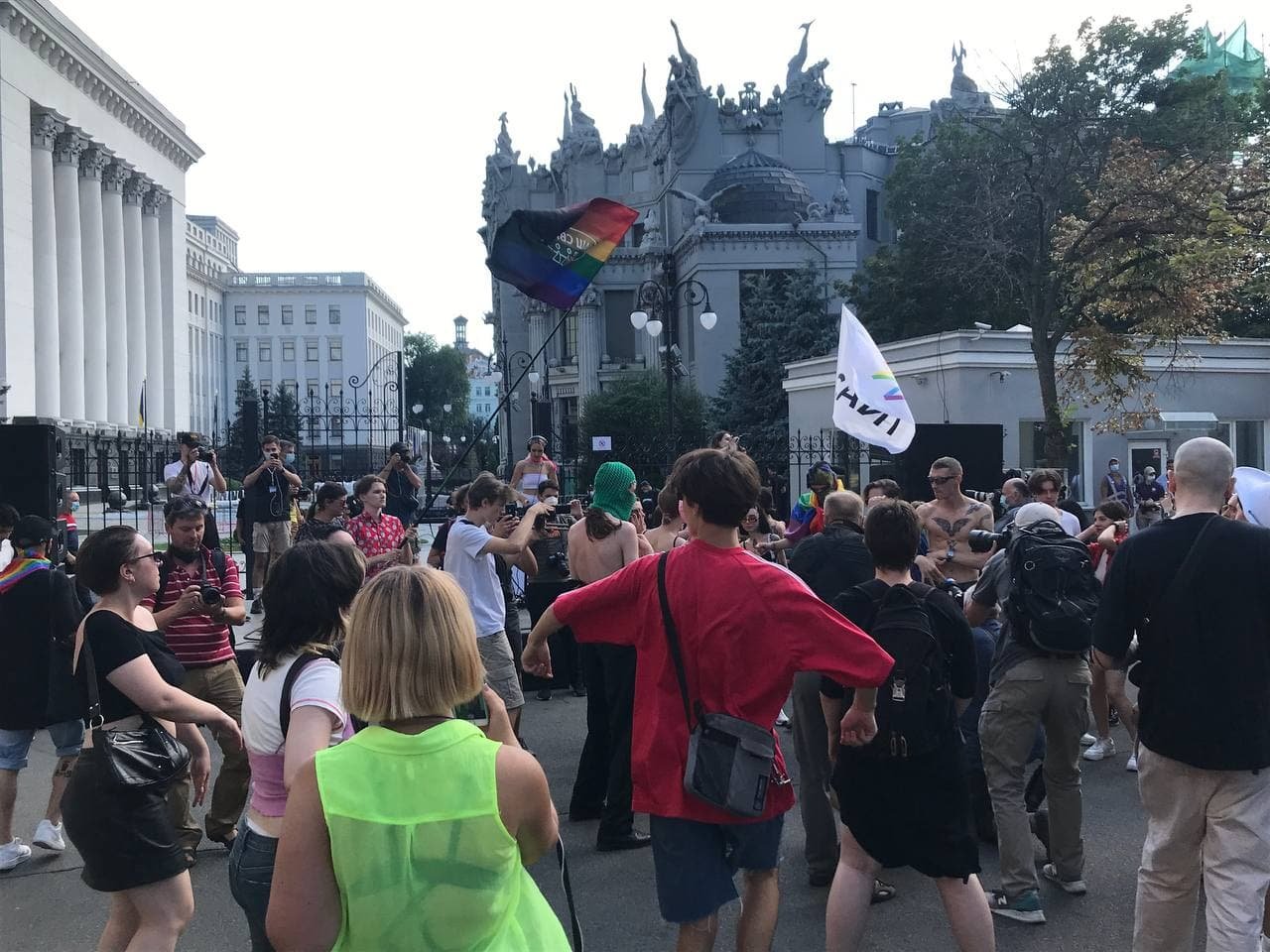 Как проходит ЛГБТ-рейв под Офисом президента в Киеве: фото и видео 3