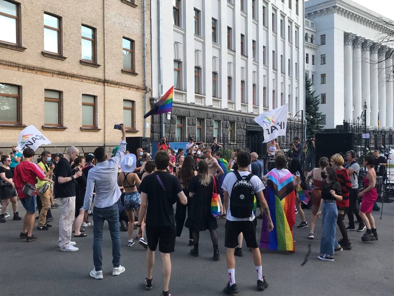 Как проходит ЛГБТ-рейв под Офисом президента в Киеве: фото и видео 4