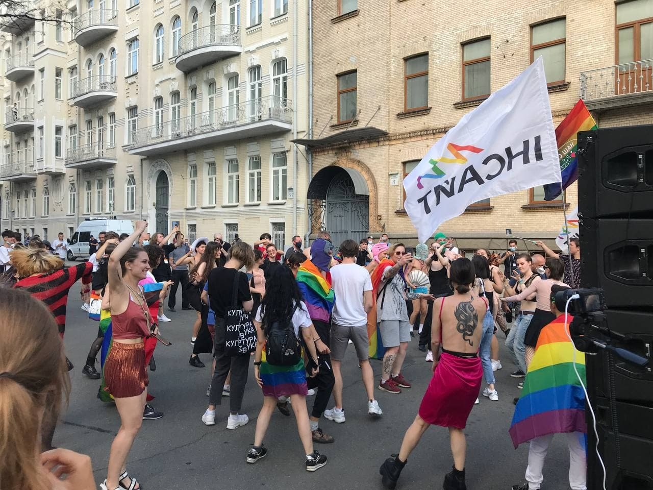 Как проходит ЛГБТ-рейв под Офисом президента в Киеве: фото и видео 5