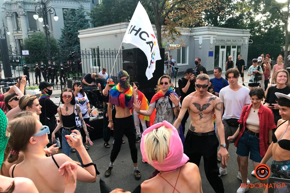 Как проходит ЛГБТ-рейв под Офисом президента в Киеве: фото и видео 1