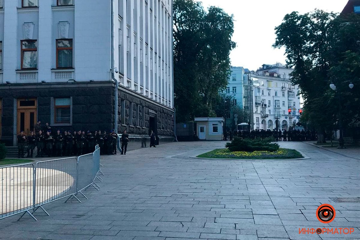 Как проходит ЛГБТ-рейв под Офисом президента в Киеве: фото и видео 7