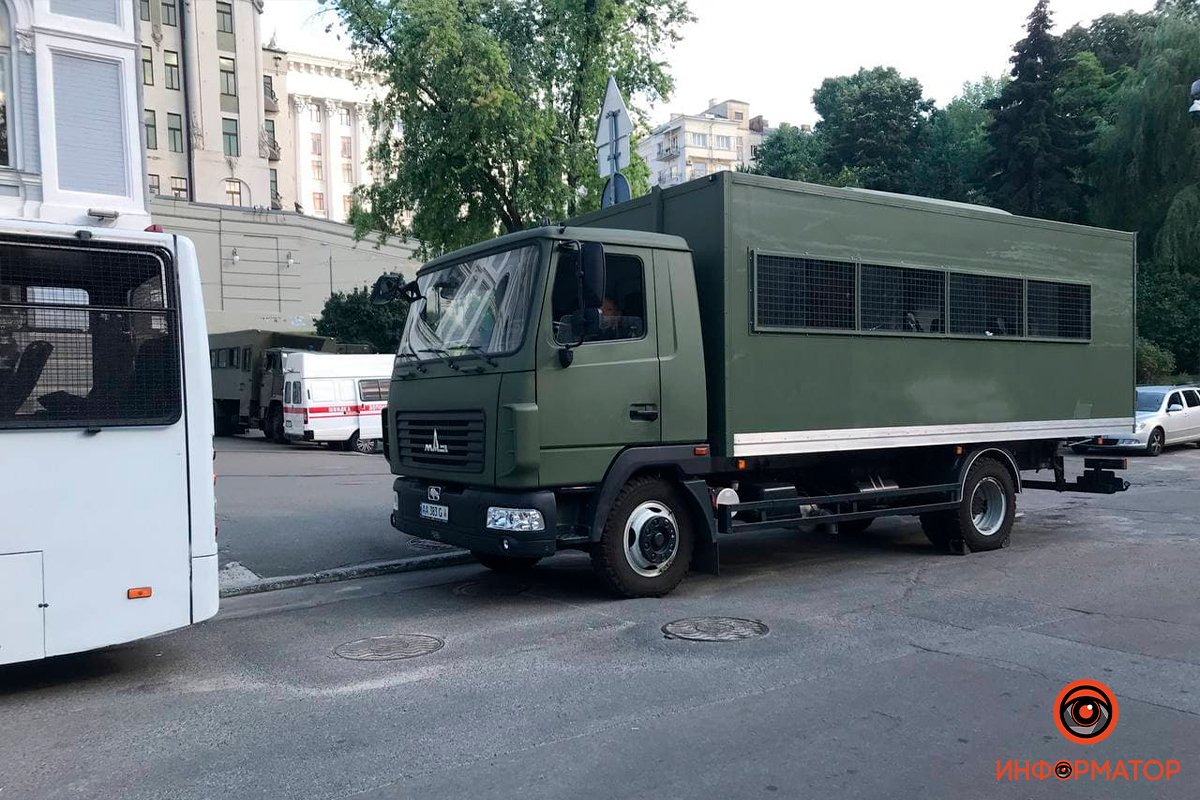 Как проходит ЛГБТ-рейв под Офисом президента в Киеве: фото и видео 8