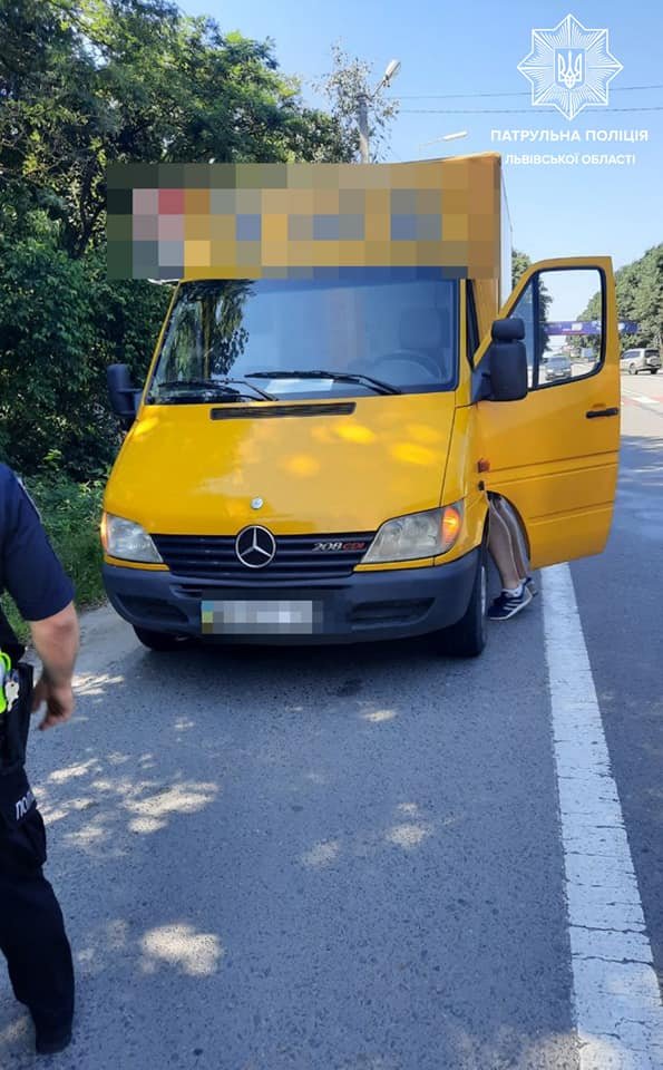 Під Львовом нетверезий водій замість аналізів здав в лабораторію краплі від нежитю 2
