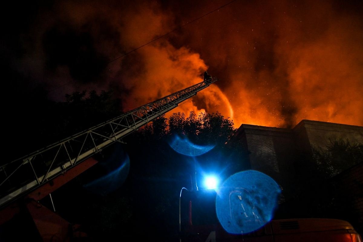 Из дома эвакуировали 100 человек