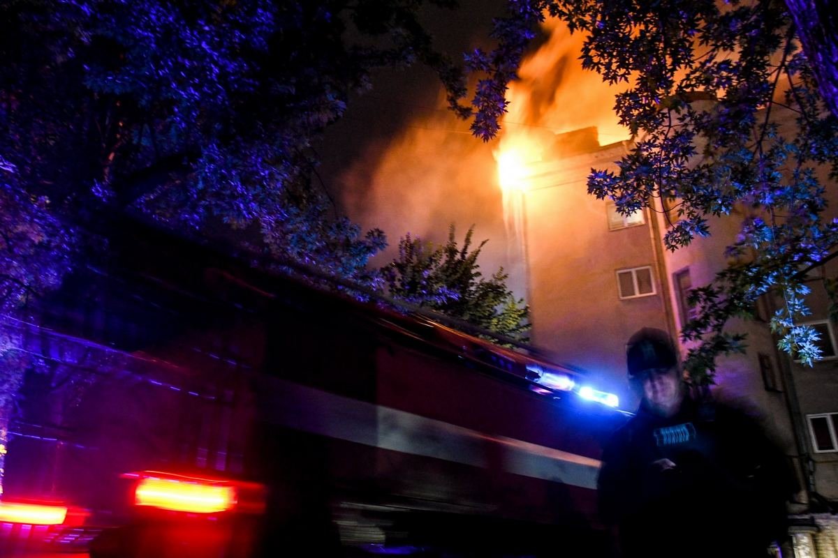 Загорелась крышка многоэтажки в Запорожье