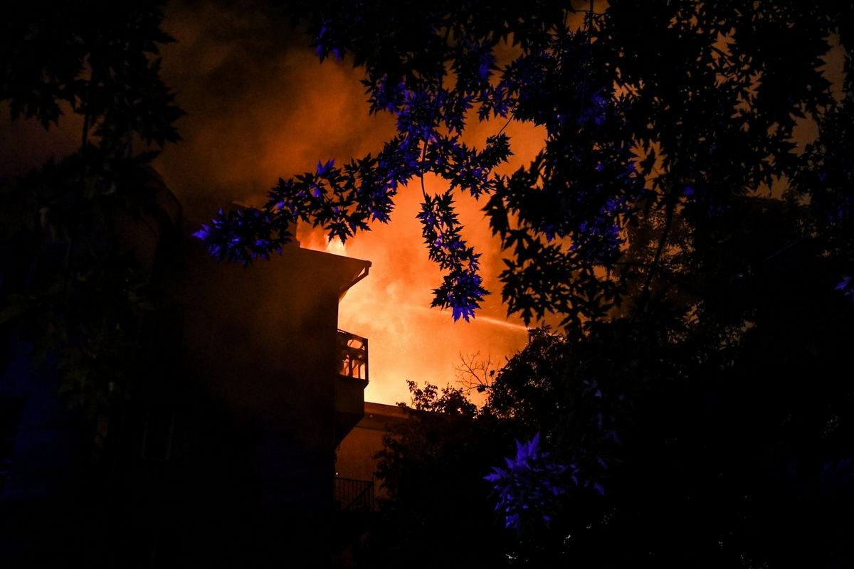 На борьбу с огнем у спасателей ушло около трёх часов