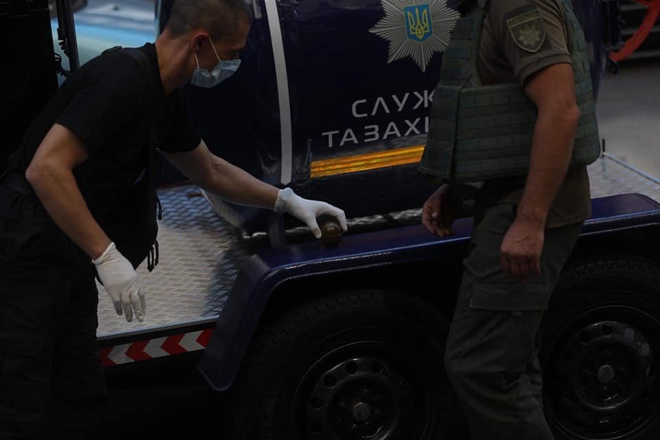 В Киеве мужчина угрожал подорвать Кабмин В Киеве мужчина угрожал подорвать Кабмин