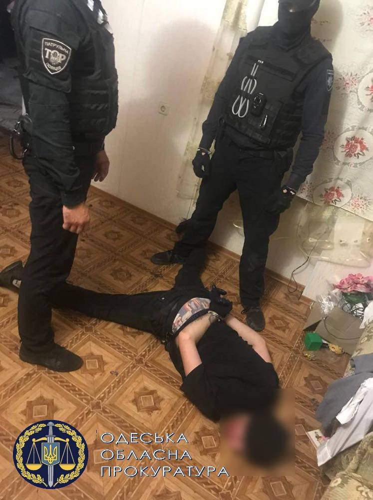 В Одесской области двое вооружённых мужчин напали на дом главы ОТГ 3