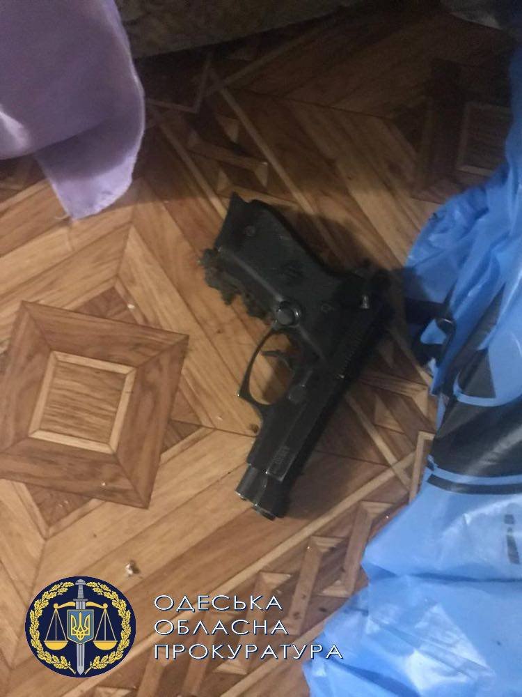 В Одесской области двое вооружённых мужчин напали на дом главы ОТГ 2
