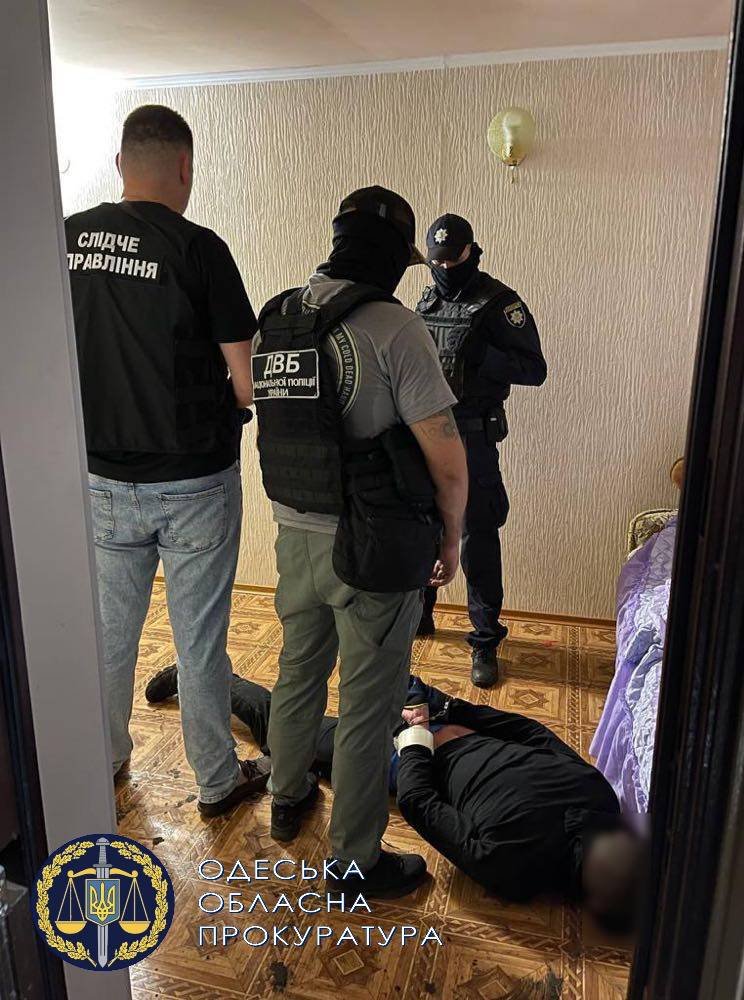 В Одесской области двое вооружённых мужчин напали на дом главы ОТГ 1