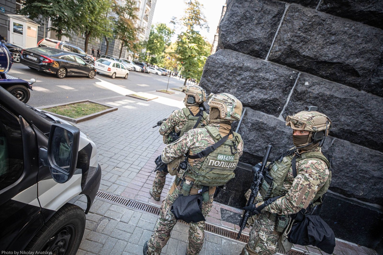 В МВД показали задержание ветерана войны с РФ, ворвавшегося в Кабмин с гранатой: видео 5