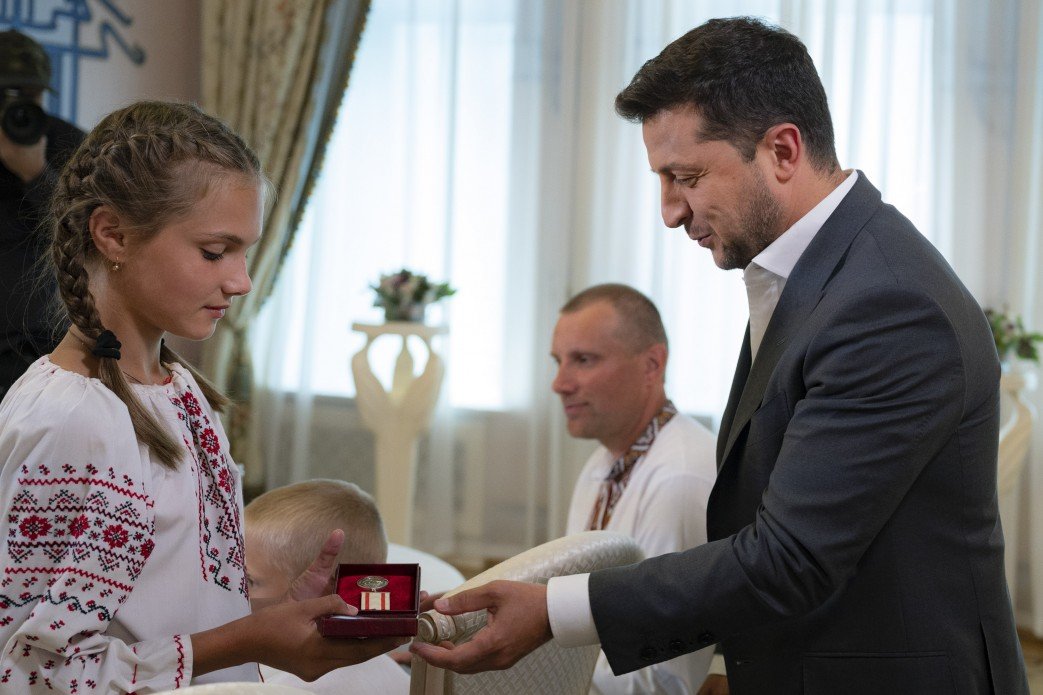 12-річна школярка, яка врятувала чотирьох дітей під час паводку на Закарпатті, отримала медаль "За врятоване життя" і скрипку в подарунок 1