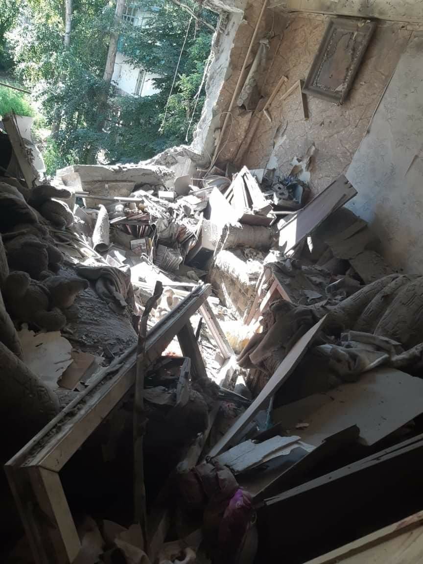 Боевики обстреляли жилой дом в Красногоровке: есть раненый 1
