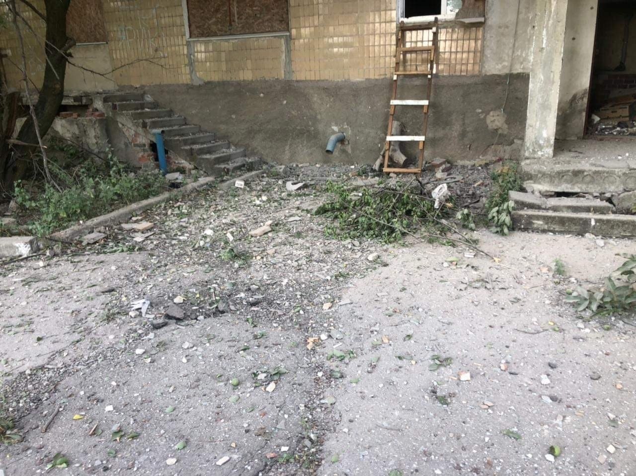 Боевики обстреляли жилой дом в Красногоровке: есть раненый 2
