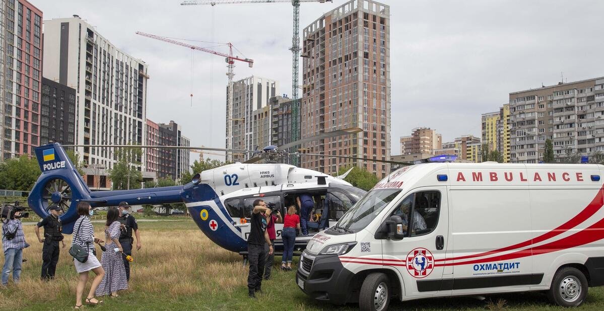 Вертолёт МВД доставил 6-месячного мальчика из Ровно в столичный «Охматдет» для срочной операции 1