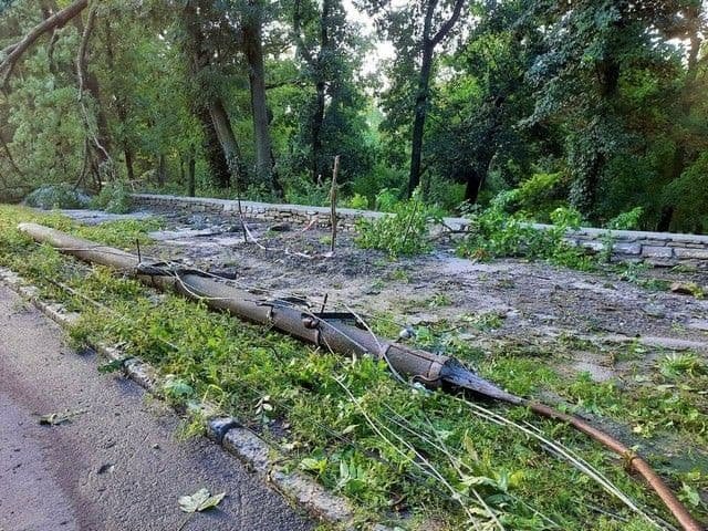 Каменец-Подольский накрыл мощный ливень: повалены деревья и обесточены улицы 1