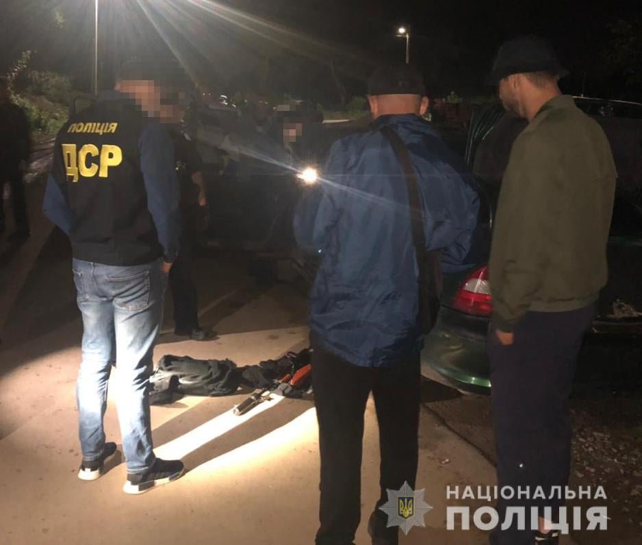 У Івано-Франківській області патрульні зупинили двох чоловіків, які їхали на замовне вбивство 1