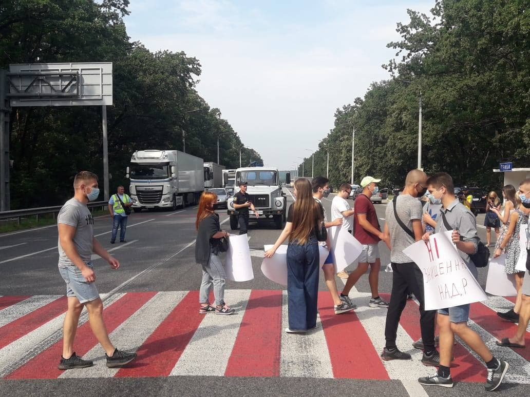 В Полтавской области перекрыли трассу «Киев — Харьков»: что требуют 5