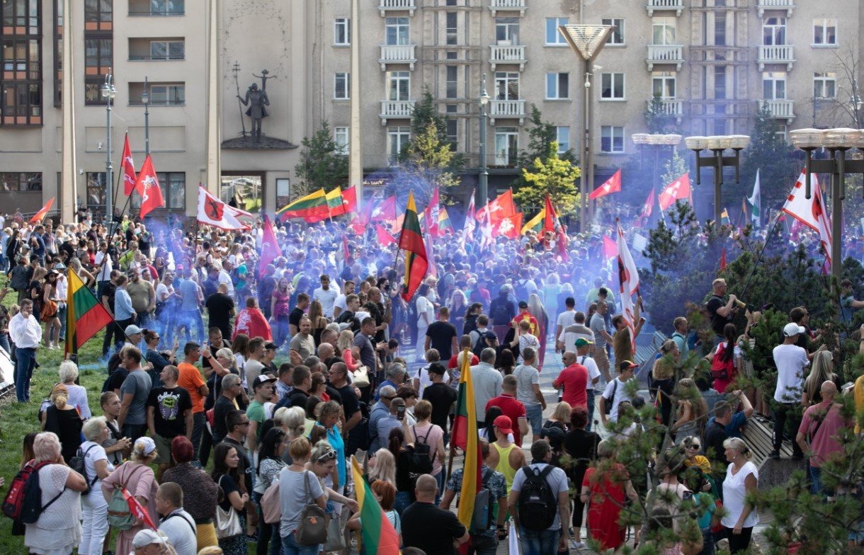 Под парламентом Литвы протестовали против ограничений для непривитых от коронавируса: задержали 26 человек 3