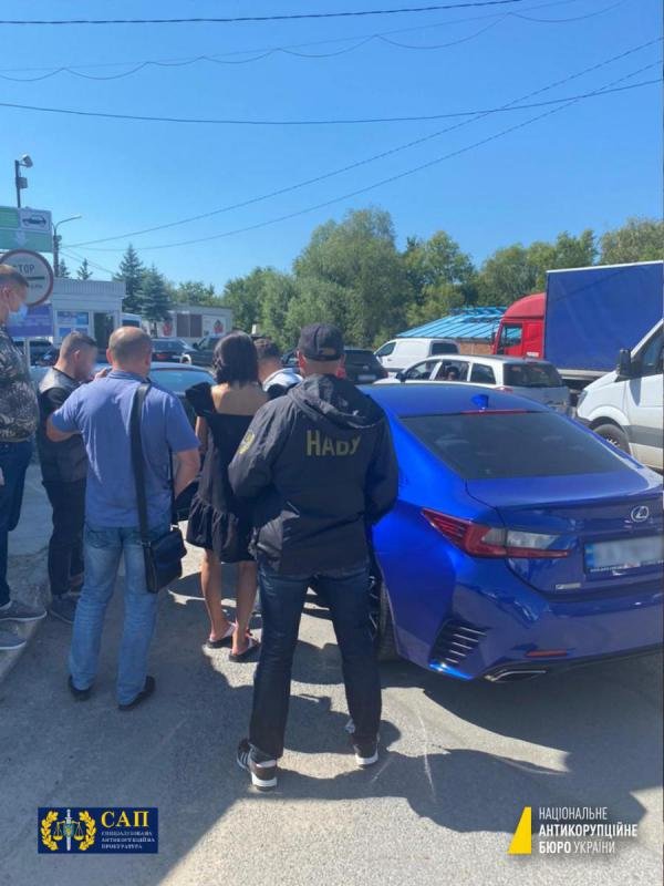 Чиновники городского совета Николаева "заработали" на реконструкции площади почти 30 млн. Заммэра пытался сбежать из Украины 2