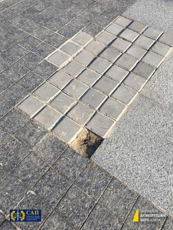 Чиновники городского совета Николаева "заработали" на реконструкции площади почти 30 млн. Заммэра пытался сбежать из Украины 3