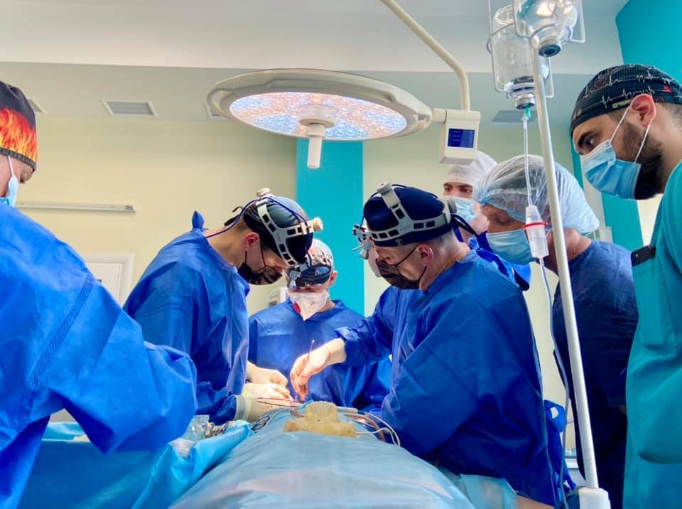 В Украине впервые провели сложнейшую операцию. Врачи изменили лицо парню, который в детстве попал в аварию 1