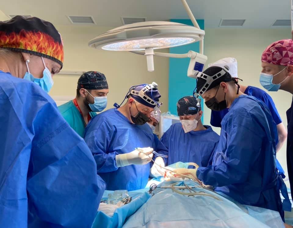 В Украине впервые провели сложнейшую операцию. Врачи изменили лицо парню, который в детстве попал в аварию 2