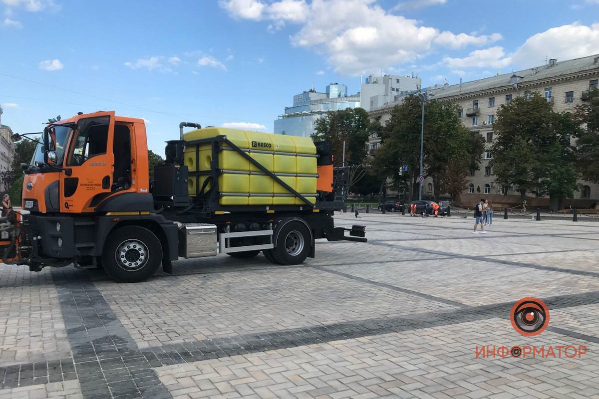 Площадь в центре Киева чистят второй день подряд Площадь в центре Киева чистят второй день подряд