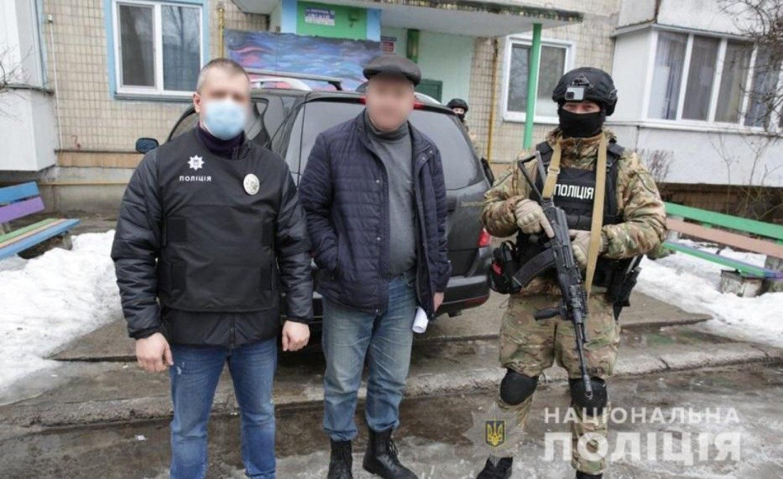 Угощал алкоголем и сигаретами: в Киевской области фотограф снимал детское порно 1