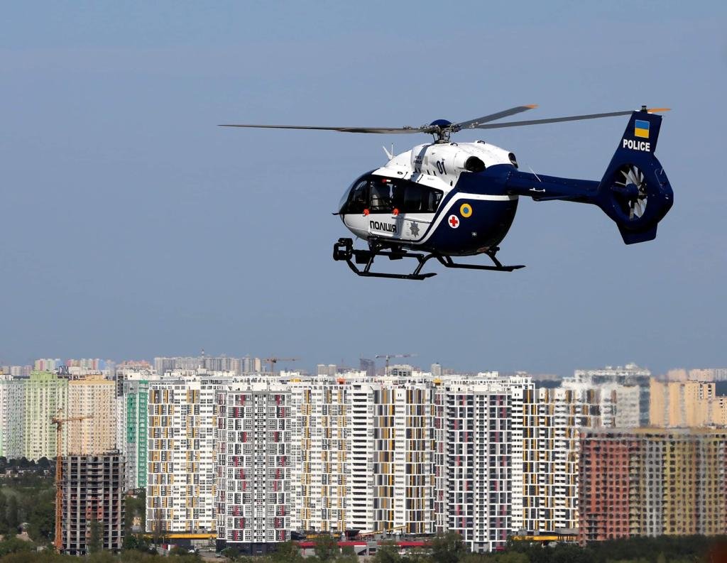В параде ко Дню Независимости примут участие самолеты и вертолеты МВД: экипажи начали тренировки 3
