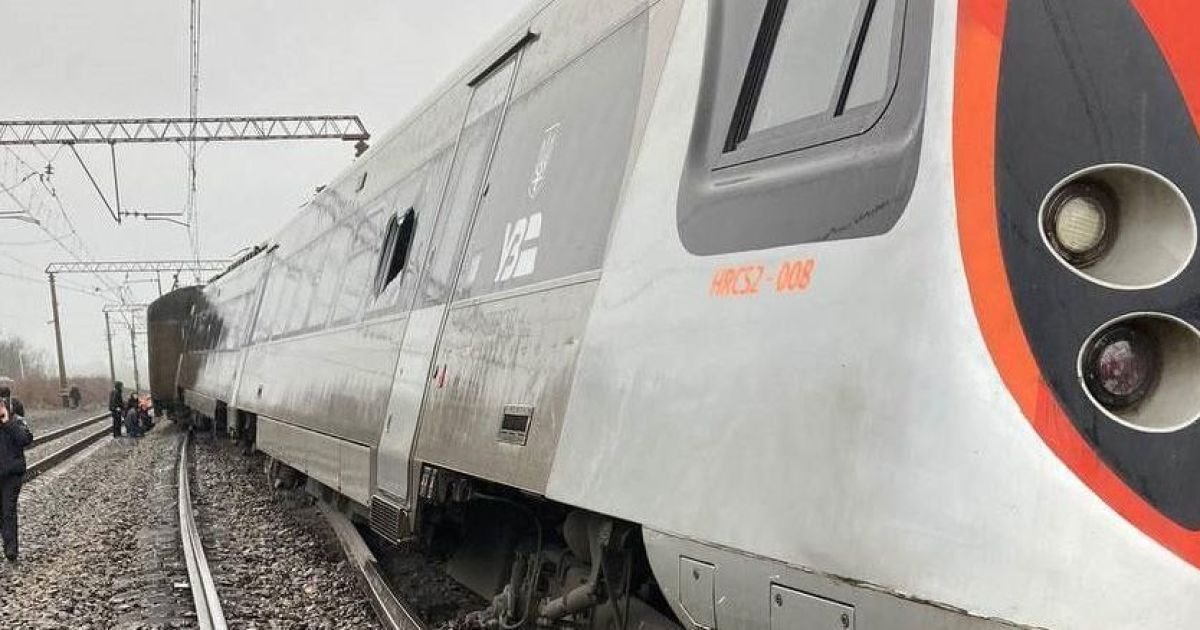 УЗ отремонтировала скоростной поезд, который сошёл с рельсов в марте под Запорожьем 1