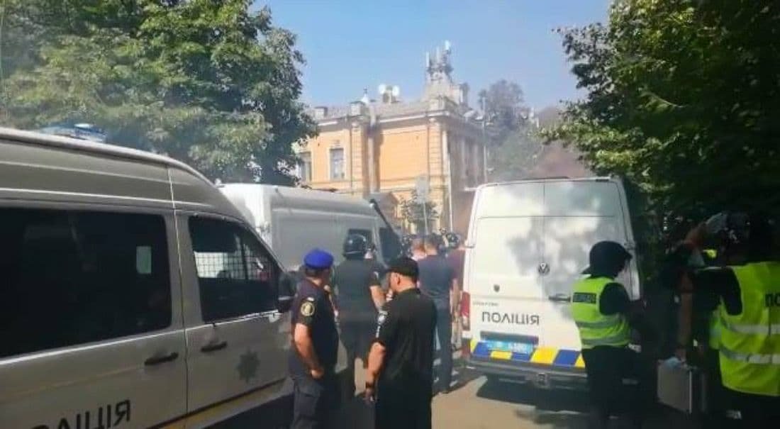 Під офісом президента проходить акція протесту: відбулися зіткнення з поліцією 4