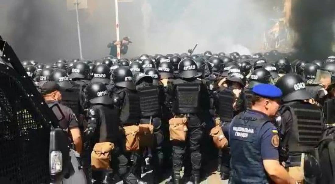 Під офісом президента проходить акція протесту: відбулися зіткнення з поліцією 5