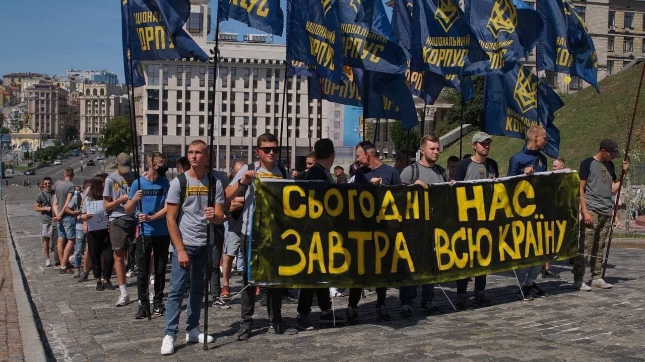 Під офісом президента проходить акція протесту: відбулися зіткнення з поліцією 7